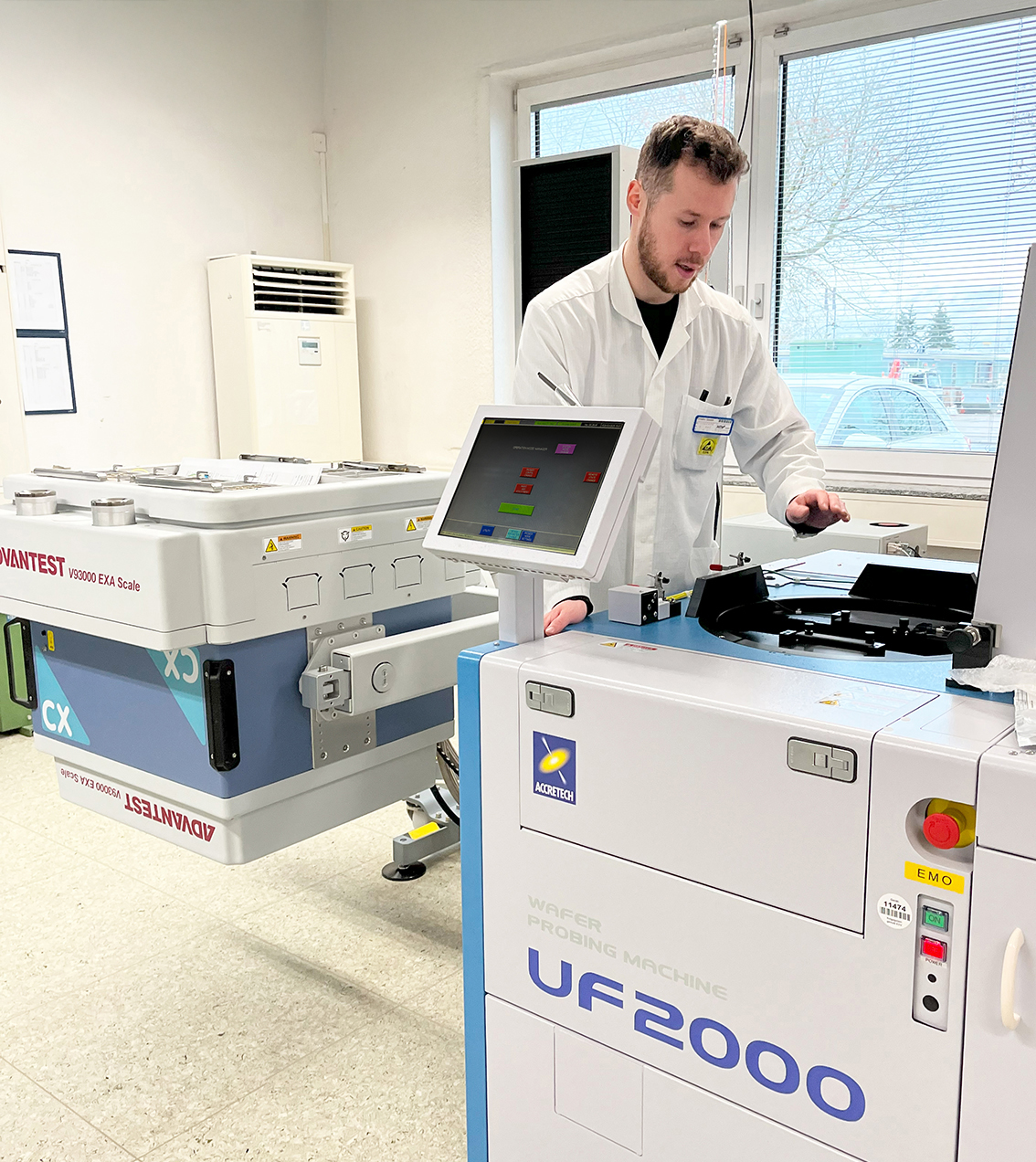 JungerMann arbeitet am ACCRETECH UF2000 um Wafer-Tests durchzuführen